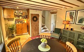 Elegant Town House In Stroud